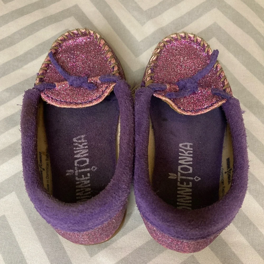 Toddler Girls Minnetonka Purple Glitter Sparkly Suede Moccasins Shoes - Size 8